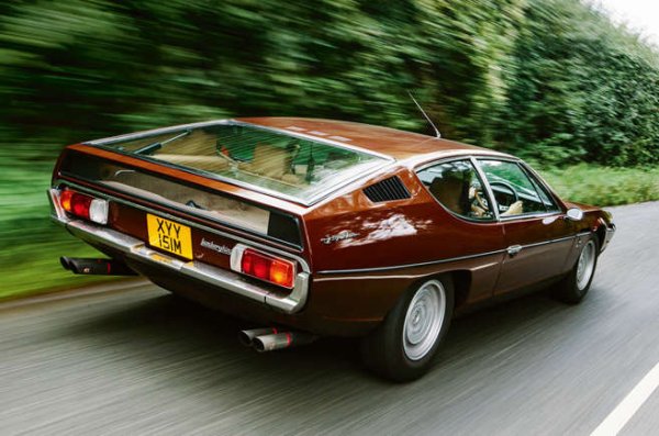 Пуснат на пазара през 1968 -а, драматичният дизайн на Espada на Гандини е вдъхновен от концептуалните автомобили Lamborghini Marzal и Bertone Pirana, които той създава предходната година, докато работи за Bertone.

Взимайки основите от изходящия модел 400GT на Lamborghini, Espada е четириместен спортен GT автомобил с предно разположен двигател, който се продава до моделите Miura и Islero.

Захранван от същия 3929cc V12 двигател като в Miura, каросерията на Espada също е произведена, монтирана и обработена от Bertone. Но окончателното сглобяване се извършва във фабриката на Lamborghini. Espada е правен в три серии до края на производството през 1978 година.
